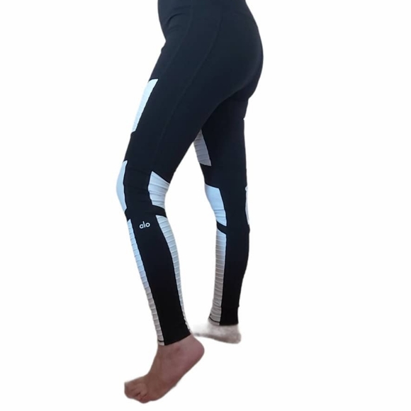 ALO Yoga  leggings . - Picture 3 of 14